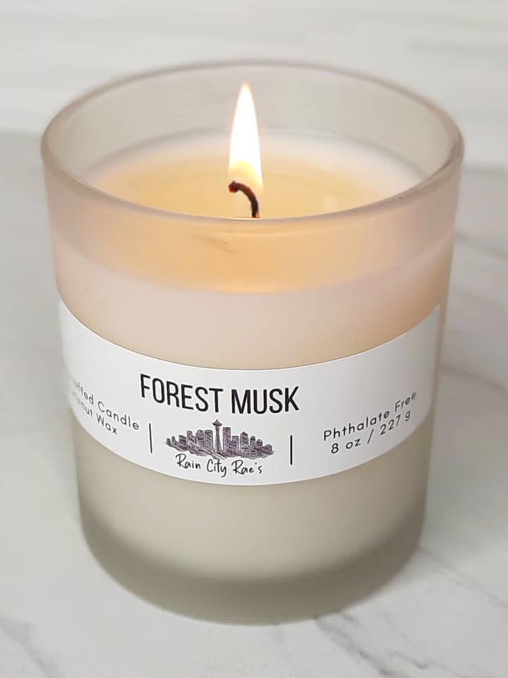 Vela helada Forest Musk de 8 onzas | Aroma de salvia ámbar y musgo de roble para venta al por mayor de Rain City Rae's