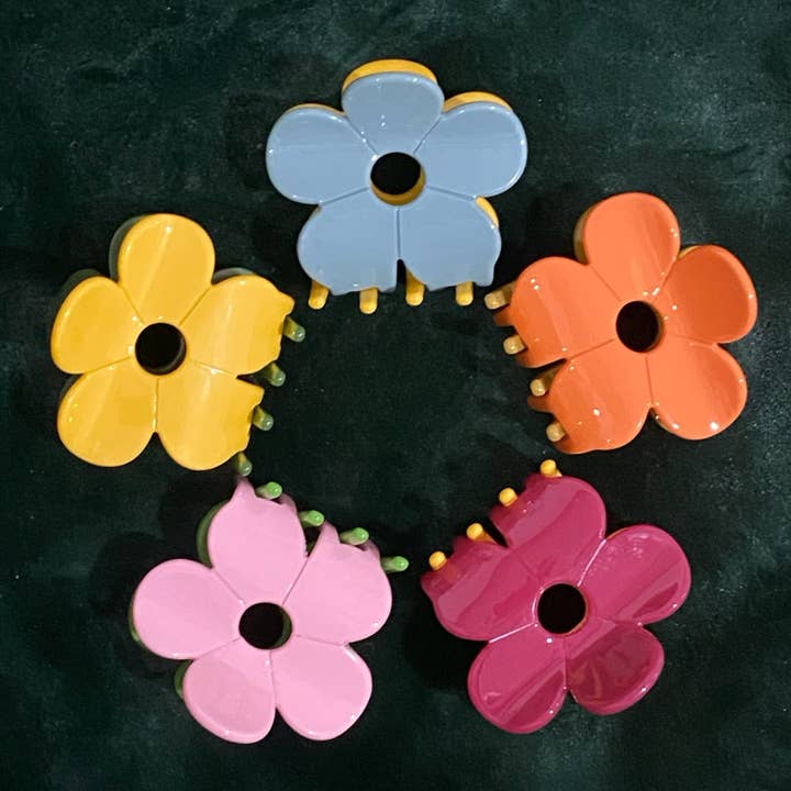 Farveblok Daisy Hårklo – Blomstret Statement Klemme for engroshandel hos Rainbow Unicorn Birthday Surprise