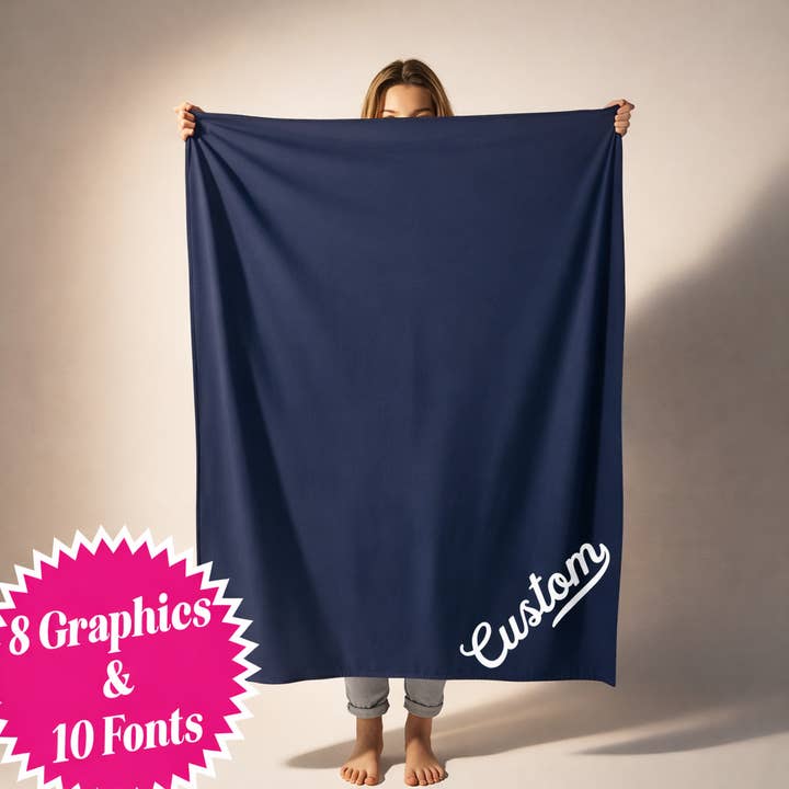 Couverture personnalisée en texte, pour équipes sportives, votre ville ou station balnéaire pour la vente par Nobullwoman Apparel