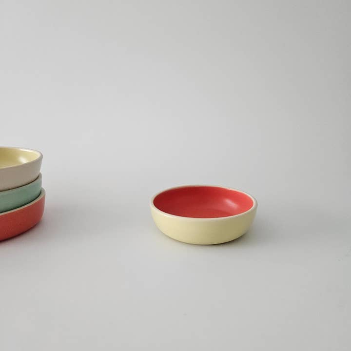 Bad Dogs Studio - Vendita all'ingrosso Ciotole/Piatti decorativi - Ciotola per salsa piccola bicolore in ceramica fatta a mano1