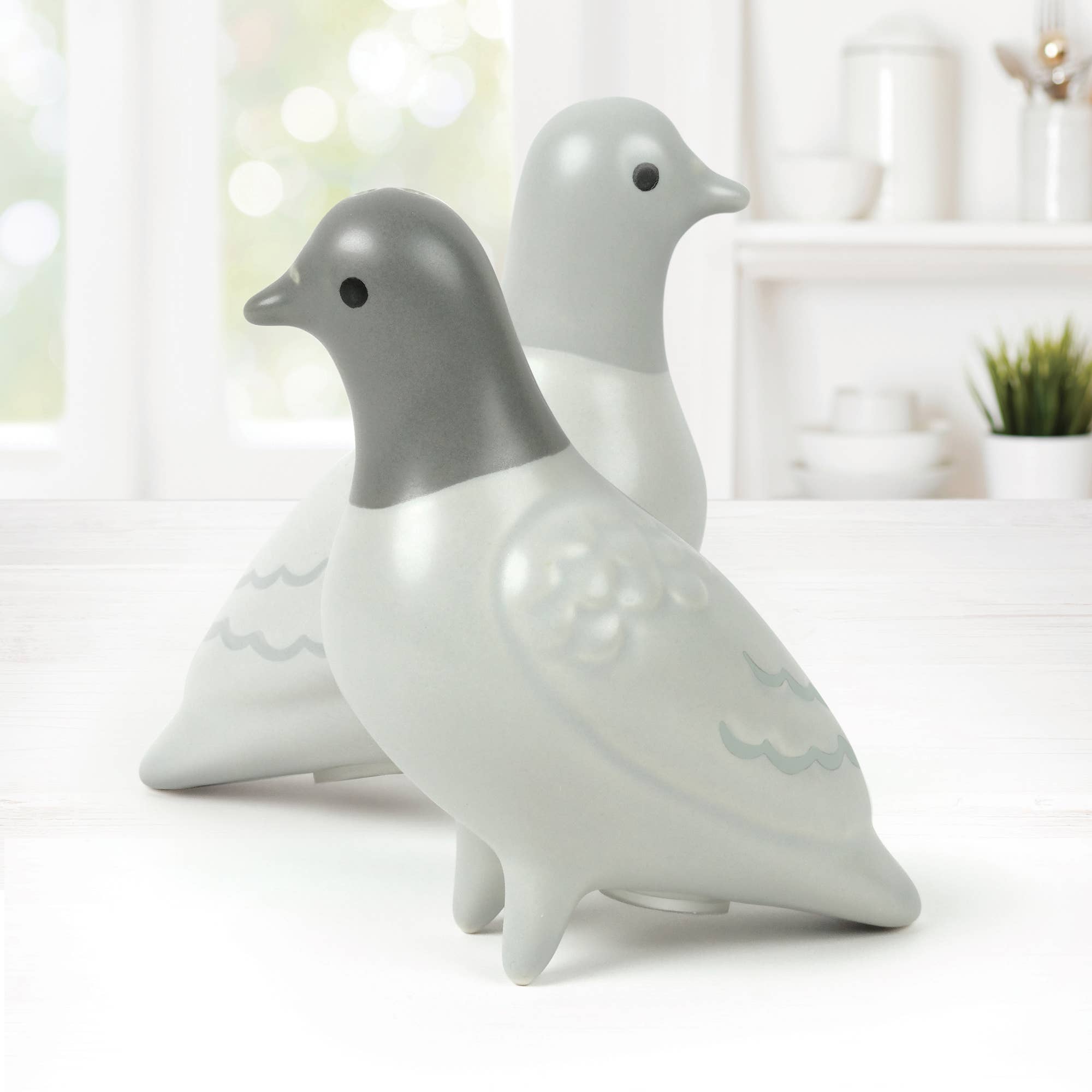 Fred & Friends - Wholesale Salt & Pepper Shaker Set - Clay Pigeons - Salt & Pepper Shakers4