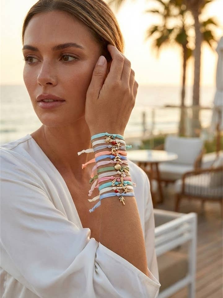 Set da 12 braccialetti in tessuto con charms tema marino multicolore per la vendita all'ingrosso da parte di BELLISSIMA BIJOUX