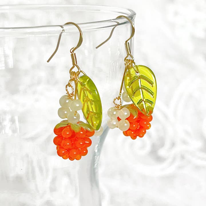 Orangefarbene Hängeohrringe mit Waldbeeren für den Großhandel von Ninaouity