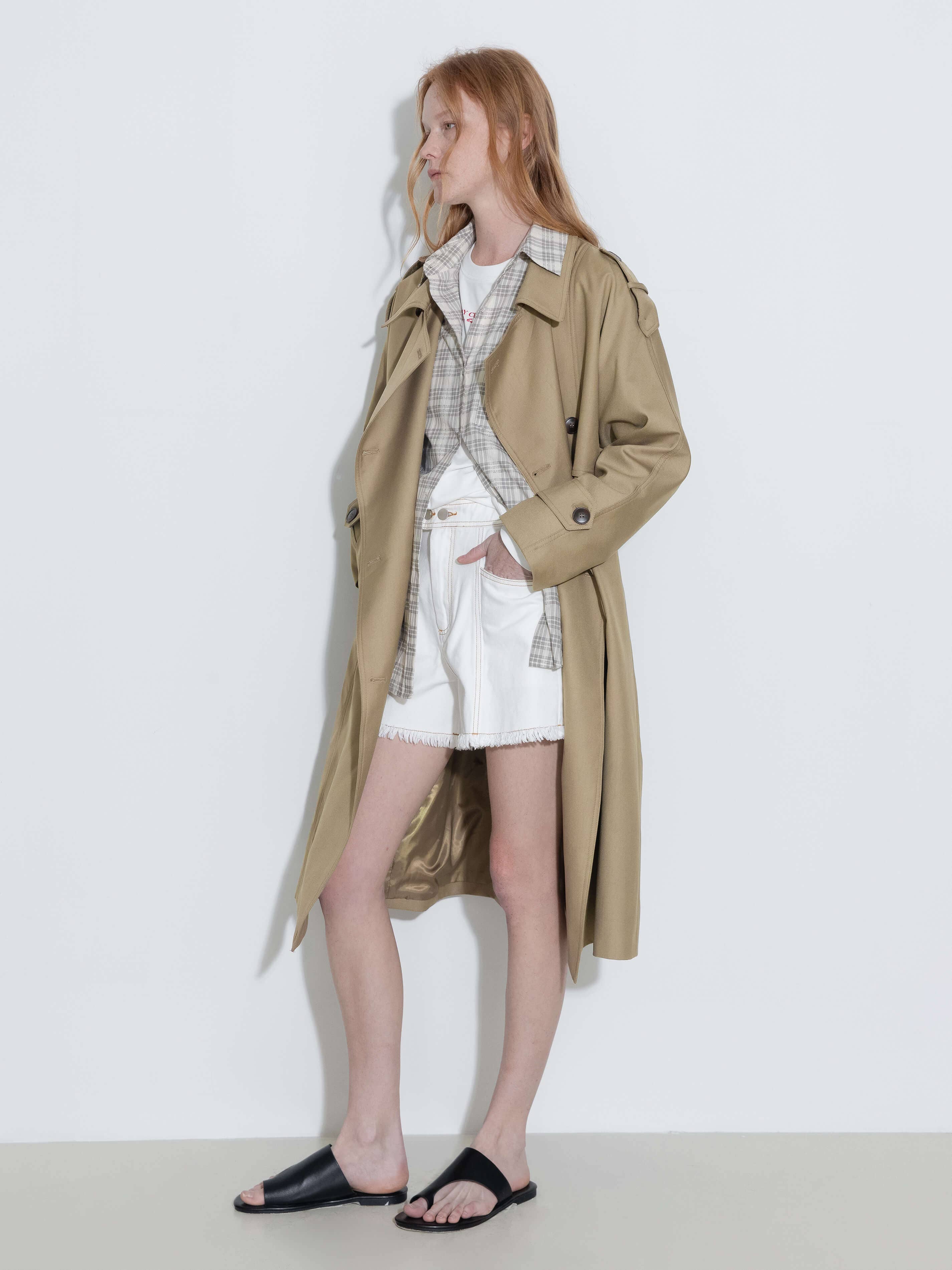 CUBIC – Großhandel Trenchcoat – Damen – Doppelreihiger Trenchcoat mit Gürtel in Khaki8