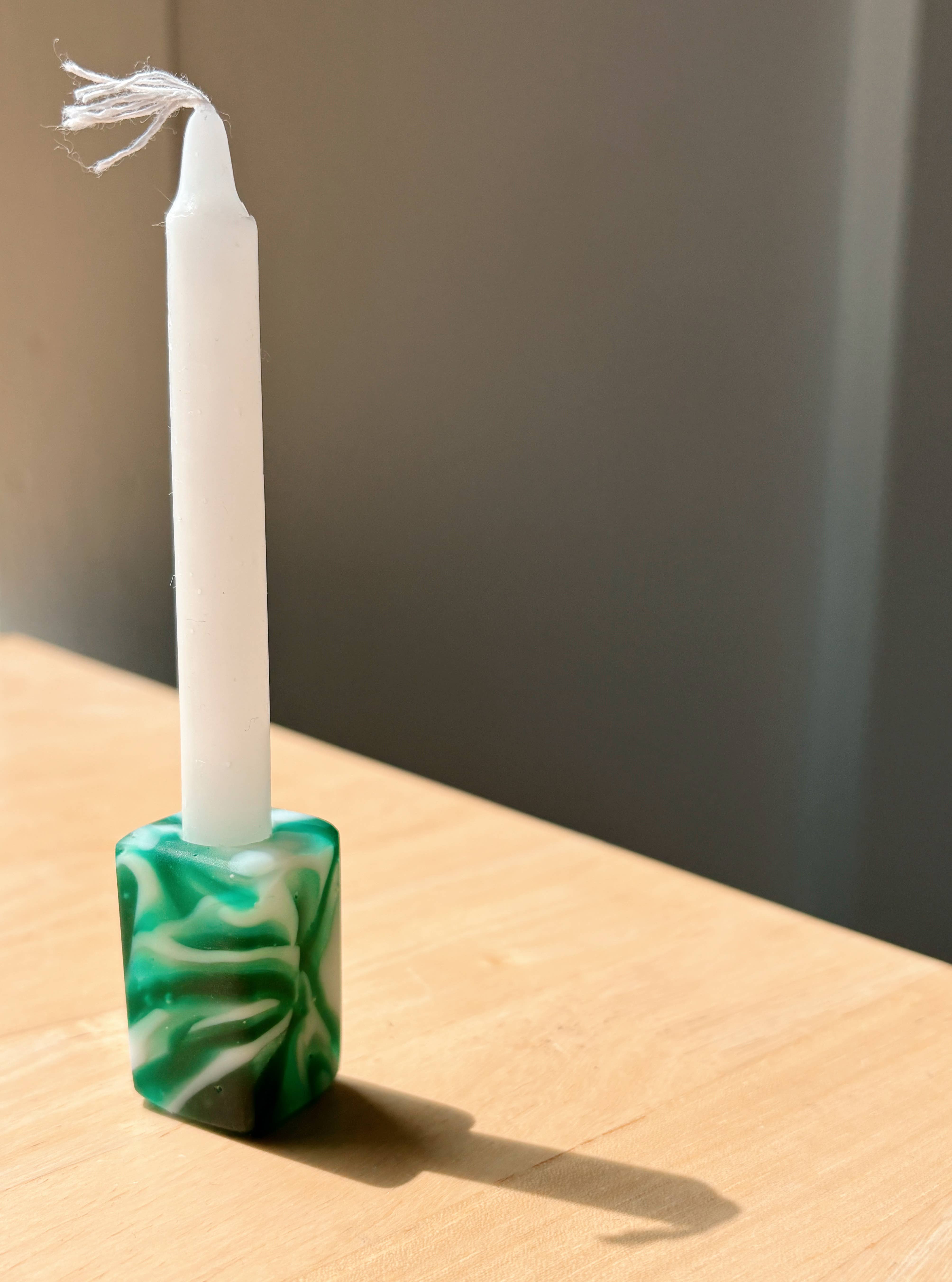 Morgan Gilbreath - Vente Bougeoirs - Mini porte-bougies en verre recyclé aux couleurs opaques0