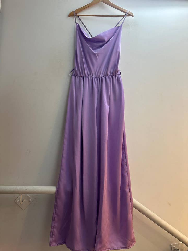 7852 satinbuksedragt med bælte for engroshandel hos LORIANE