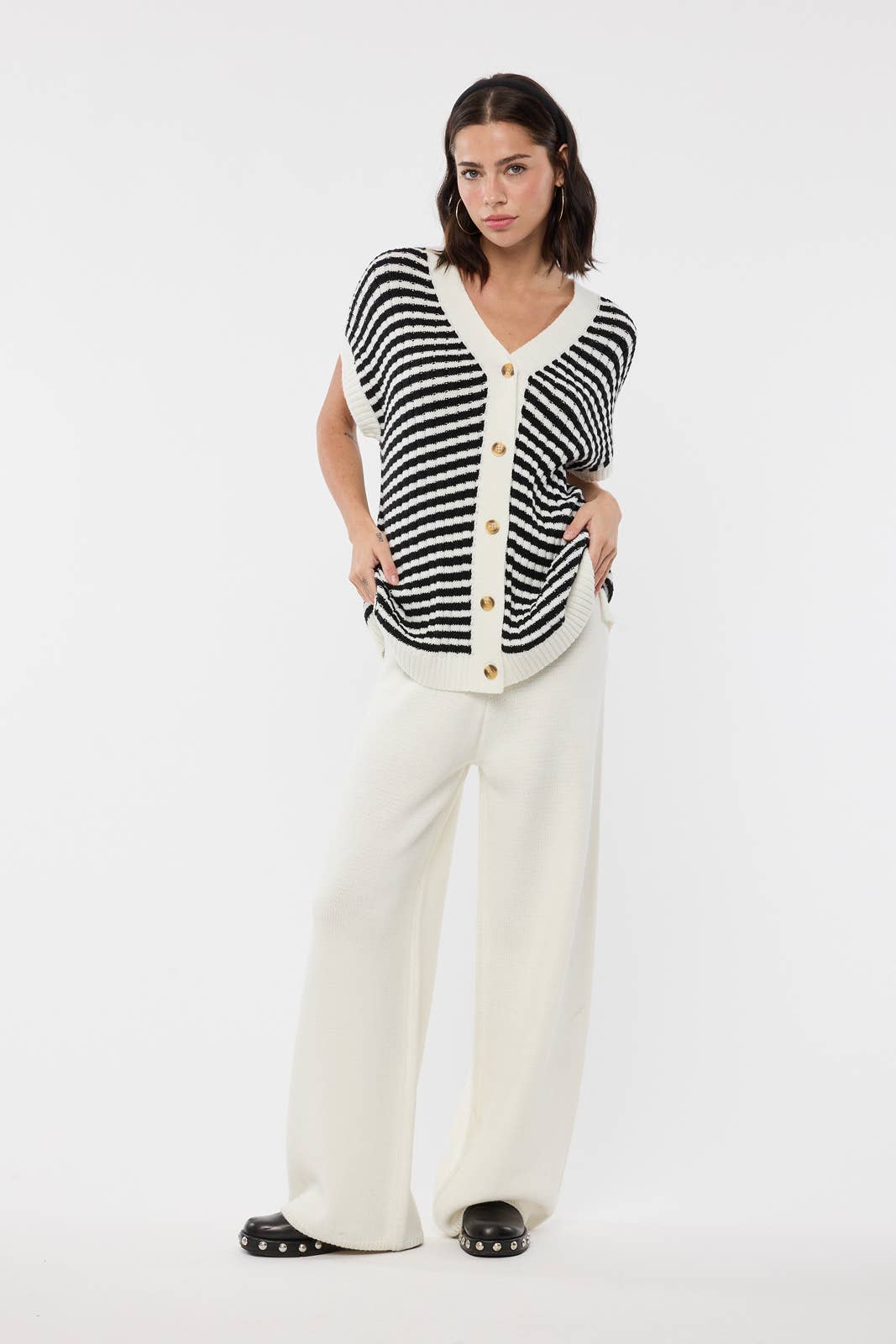 NEGRO/BLANCO CONJUNTO DE JERSEY A RAYAS CON BOTONES Y PANTALONES / WL25-10980 de venta al por mayor en Faire0