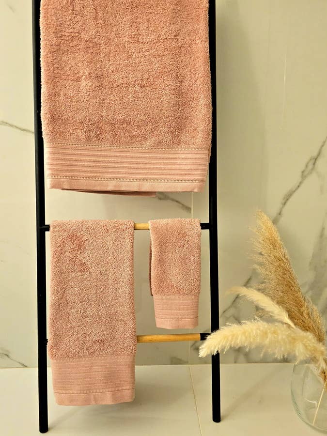 Ensemble de serviettes de bain Old Pink Danube pour la vente par Dragonfly Textile