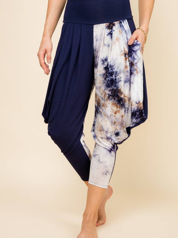 Calças harem lounge em patchwork tie‑dye azul‑marinho para mulher – Feitas nos EUA | Kooniez por atacado de Kooniez