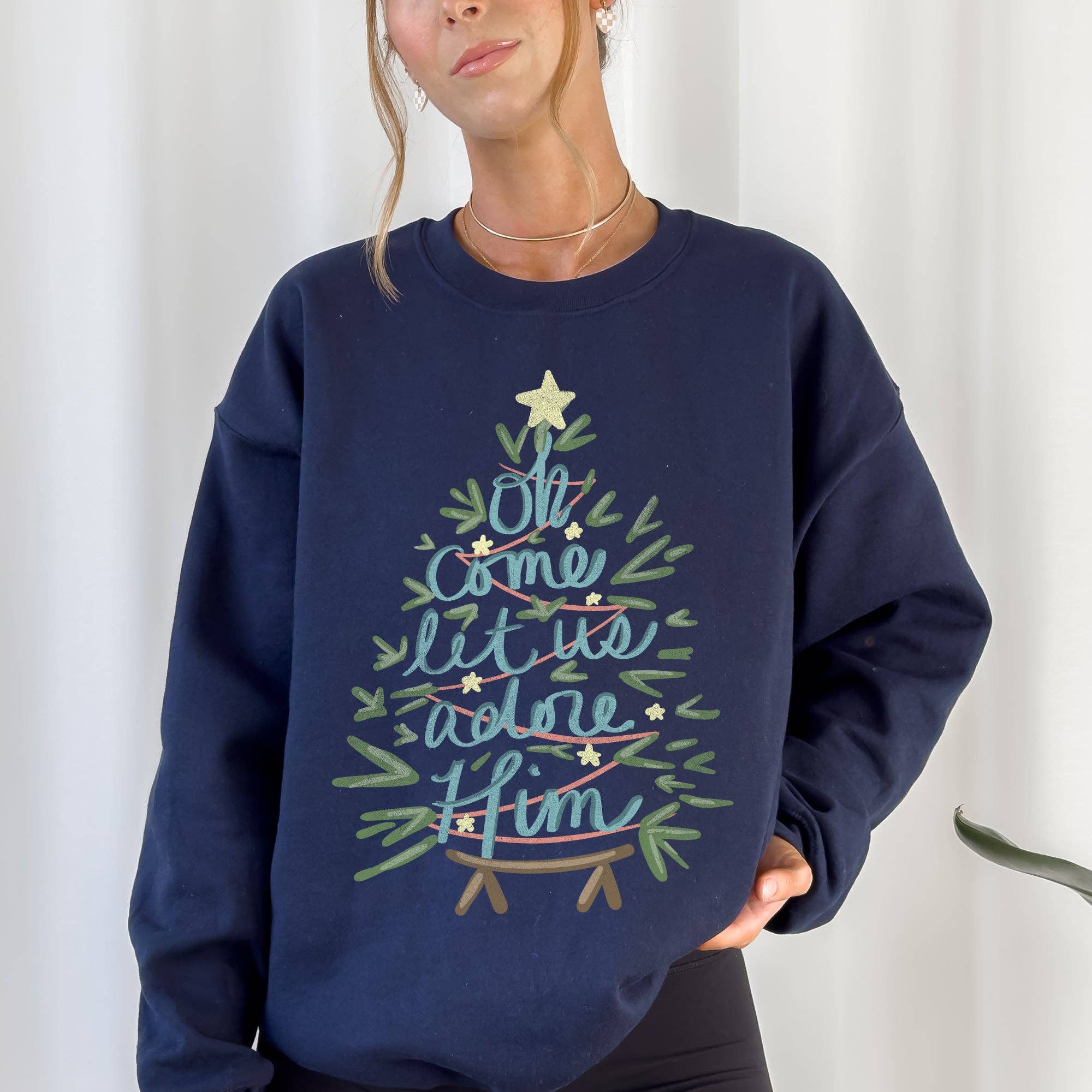Refinery Number One LLC – Großhandel Sweatshirt mit Grafikdruck – Unisex – Oh komm lass uns ihn verehren, christliches Weihnachts-Sweatshirt6