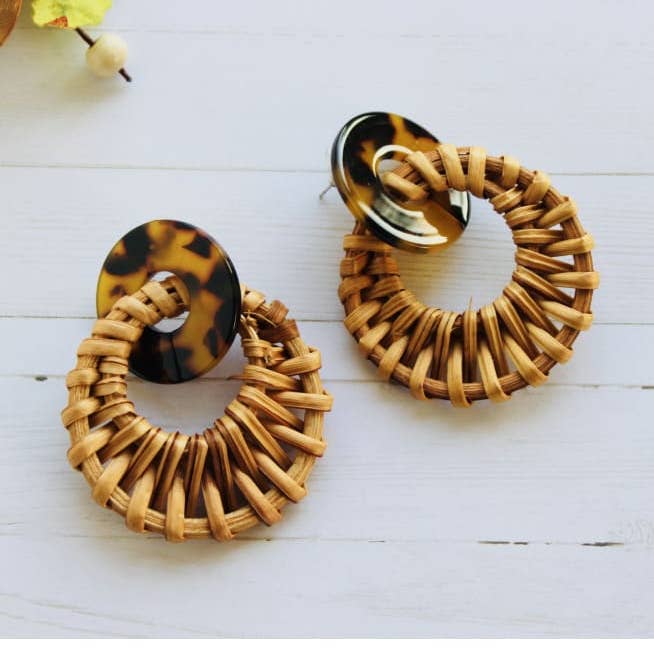 Orecchini a doppio cerchio fatti a mano con occhi leopardati per la vendita all'ingrosso da parte di OkayMujer