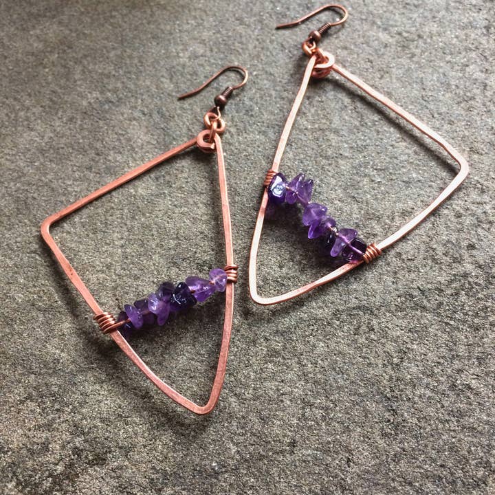 Asymmetrisk Ametist Triangel Örhängen för wholesale av Kate Stephen Jewelry