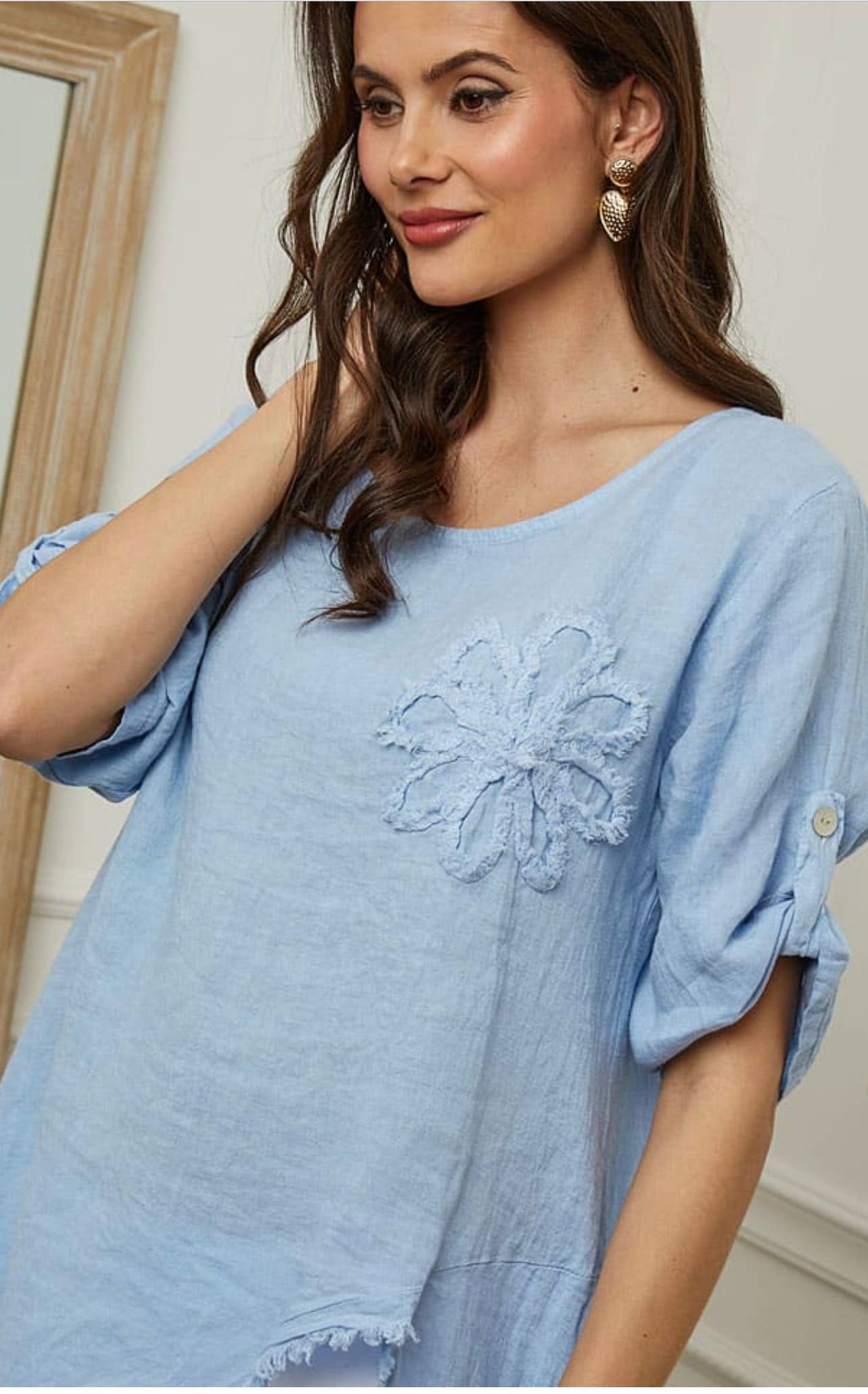 LÉA & LUC – Großhandel Kleid – Damen – 100 % Leinenkleid mit Blumenmotiv auf der linken Brust, REF. 72485