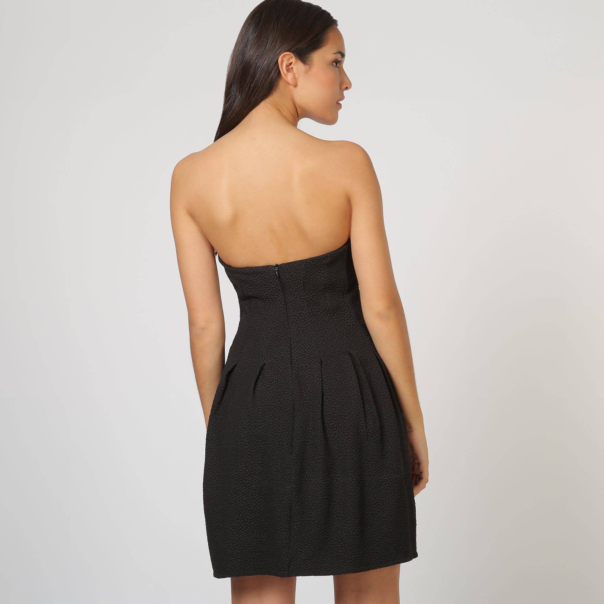 NOIR Robe noire bustier en tissu texturé avec plis en vente sur Faire1