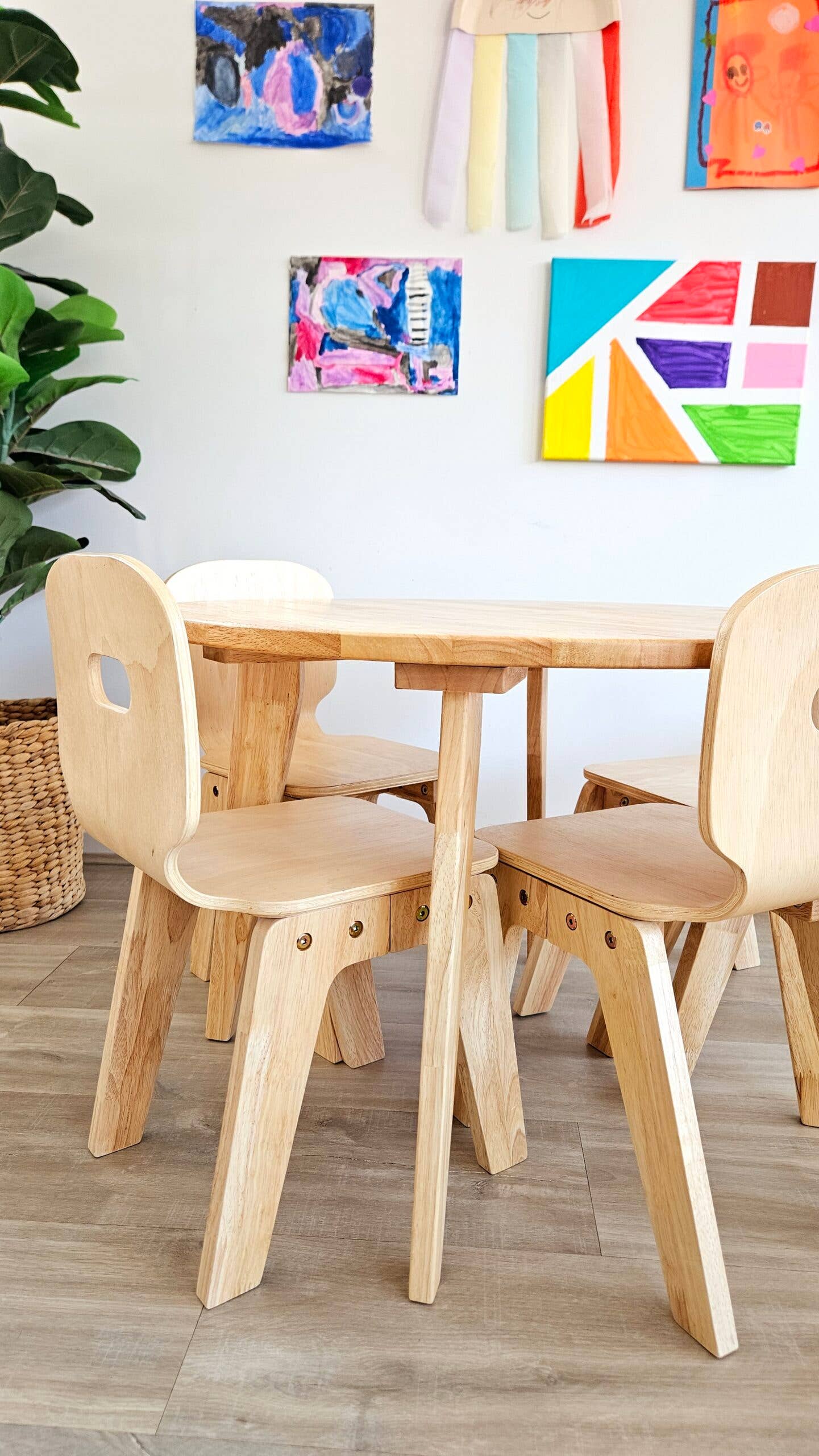 Q Toys – wholesale Wood toy – Child – QTOYS Danish Round Table and 4 Chairs1