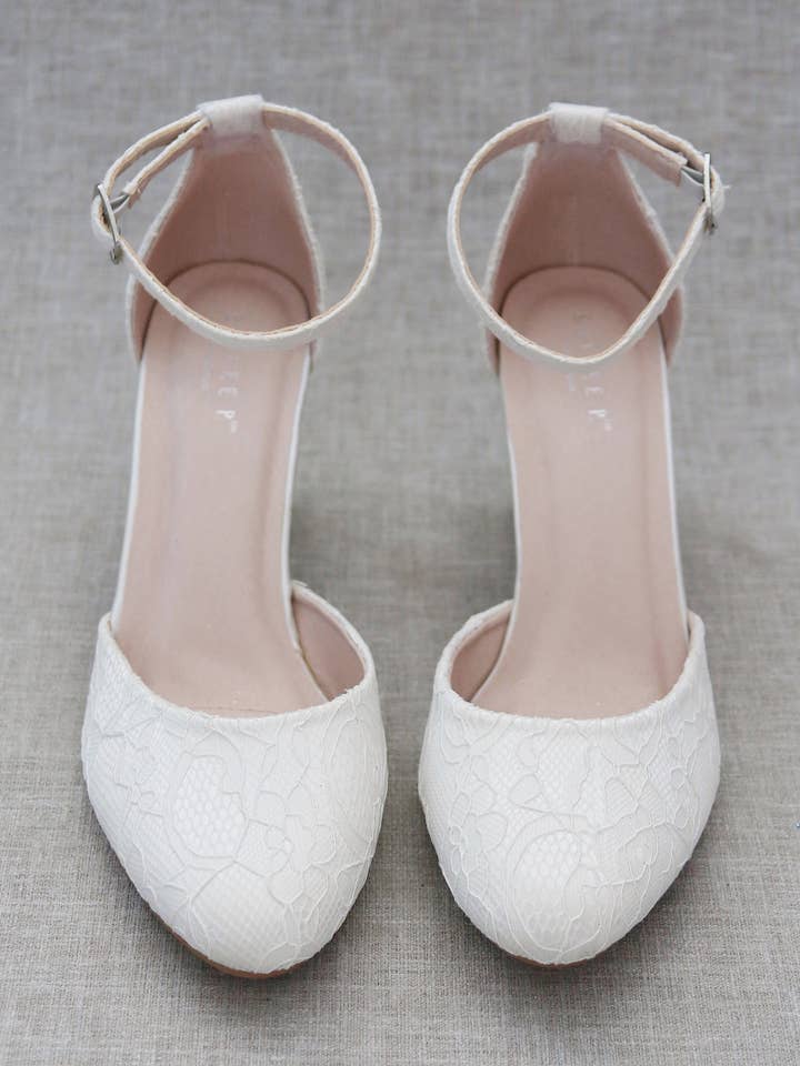 Tacco a blocco in pizzo con cinturino alla caviglia per la vendita all'ingrosso da parte di Kailee P.