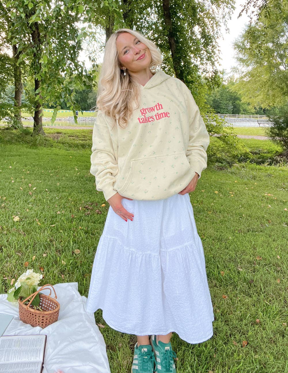 Elevated Faith – Hoodie – Mulher por atacado – Crescimento Leva Tempo Hoodie Unissexo com Estampa Floral por Todo Lado6