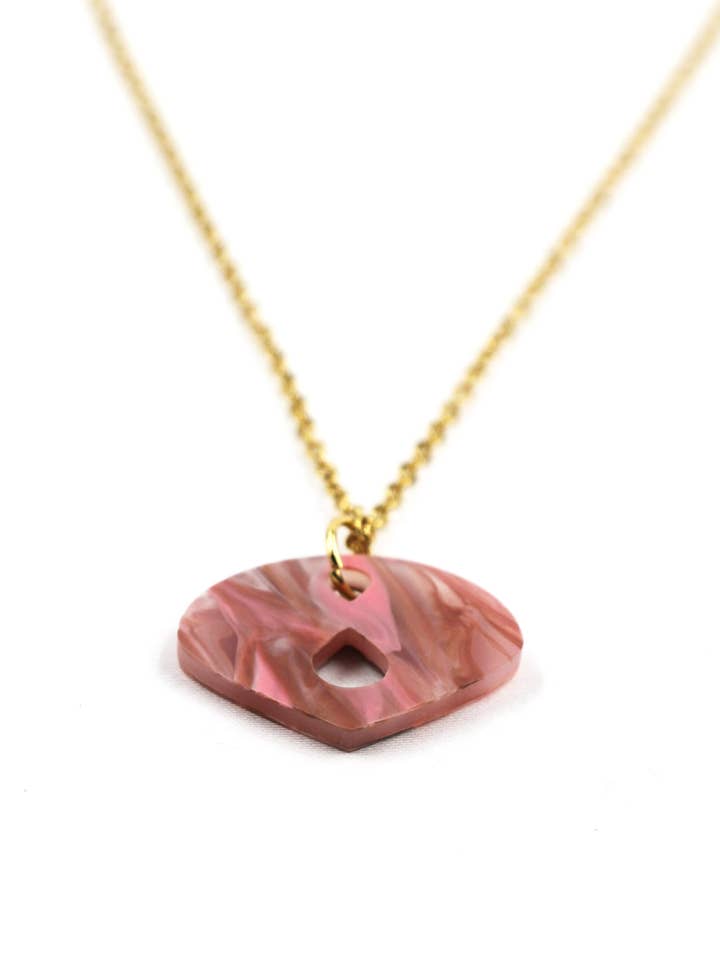 Necklace with pearly pink pendant for wholesale by Bizuwayne