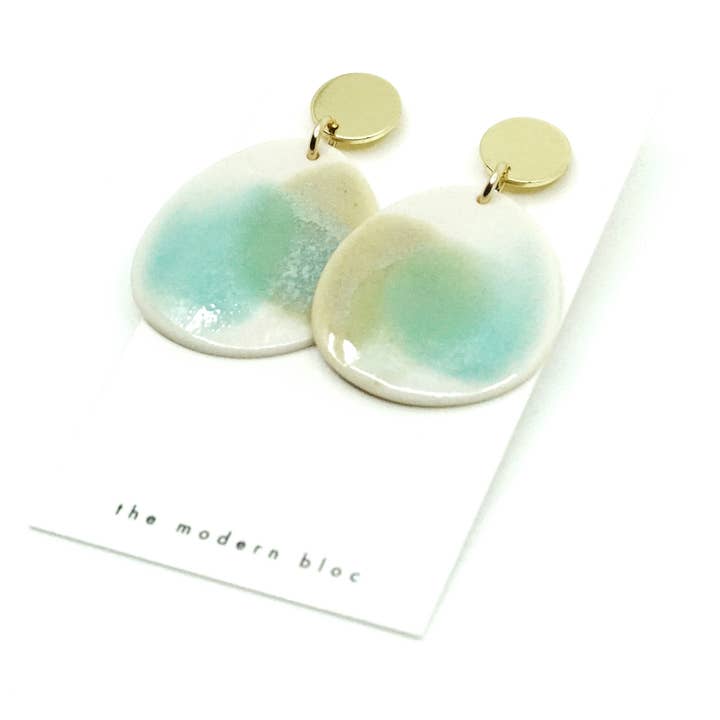 Créoles en porcelaine Zuri - Lagoon/Sea Glass/White pour la vente par The Modern Bloc