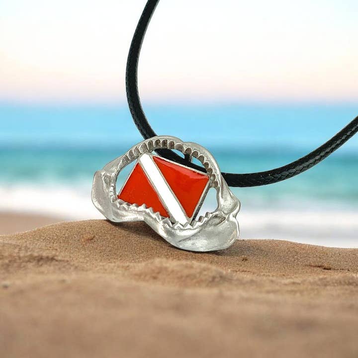 Collana con Mascella di Squalo con Bandiera da Immersione – Collezione del Subacqueo – Pendente in Peltro per la vendita all'ingrosso da parte di Big Blue by Roland St John