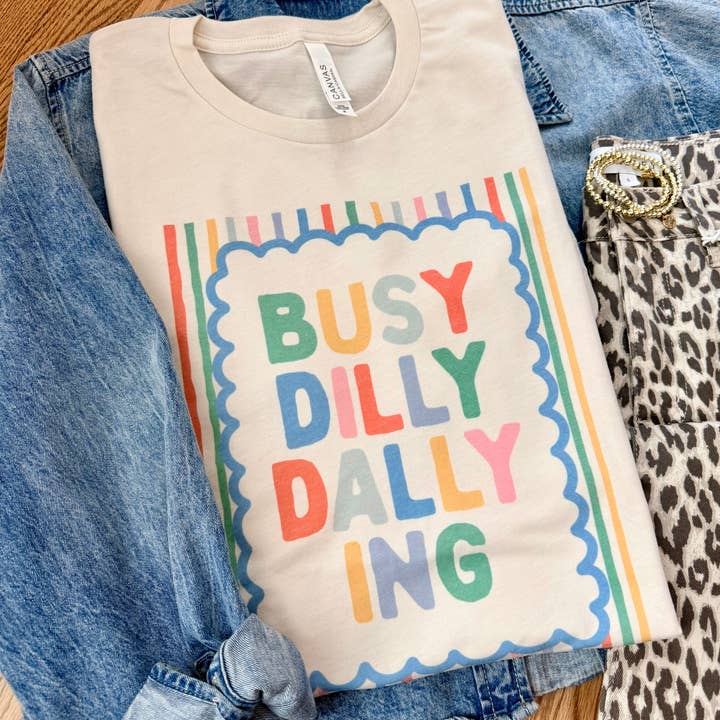 T-shirt graphique "Occupé à traîner" pour la vente par Willow Poppy