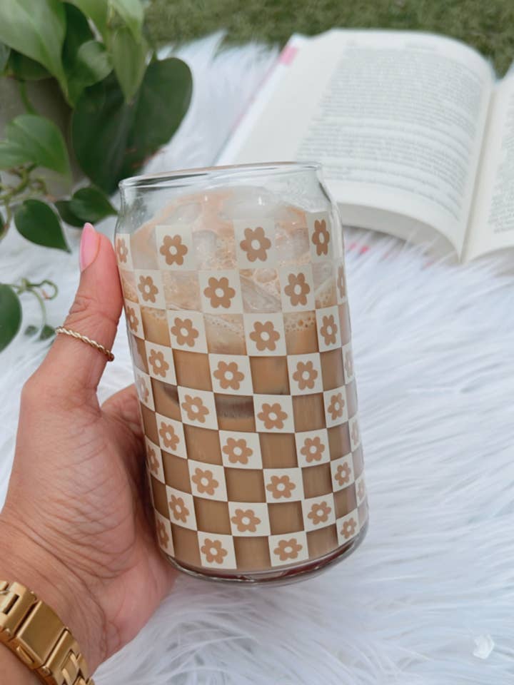 Neutrales, kariertes Gänseblümchen-Eiskaffeeglas, karierte Blume für den Großhandel von NVDSIGNZ