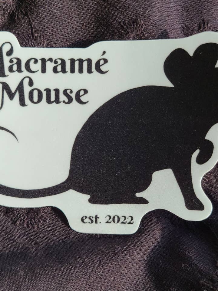 Autocollant Logo Souris Macramé pour la vente par Macramé Mouse