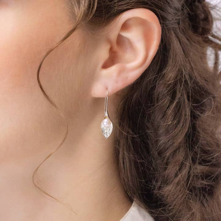 Banyan Jewellery – wholesale Dangle earrings – Handmade Calla Lily Freshwater Pearl Drop Earrings, Silver1