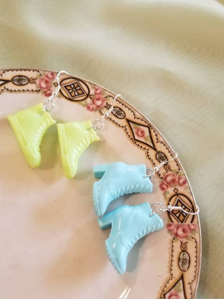 Orecchini pendenti funky, orecchini Barbie, scarpe Barbie per la vendita all'ingrosso da parte di Sapphire Creations