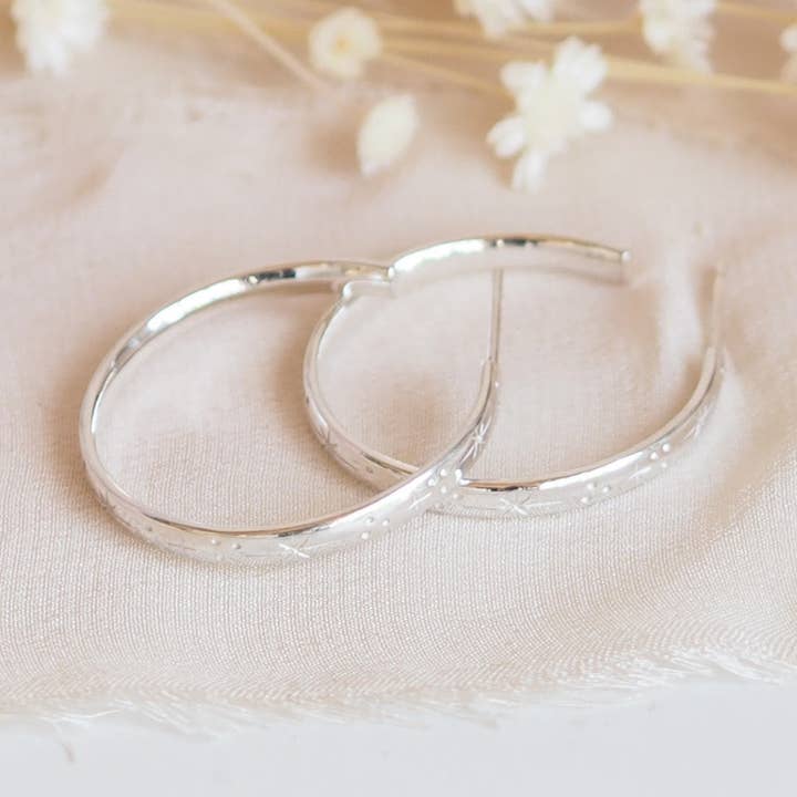 GRANDES CRÉOLES EN ARGENT STERLING GRAVÉES À LA MAIN pour la vente par Ruby Tyan Jewellery