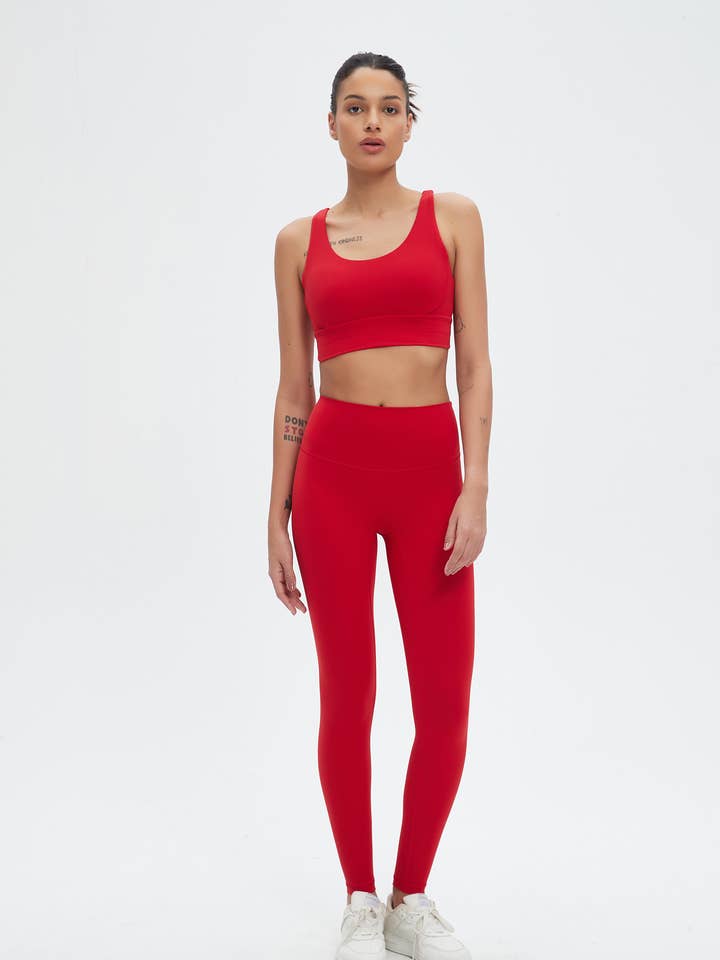 Ensemble de vêtements de sport avec soutien-gorge à dos croisé et legging Isabella pour la vente par 91thelabel