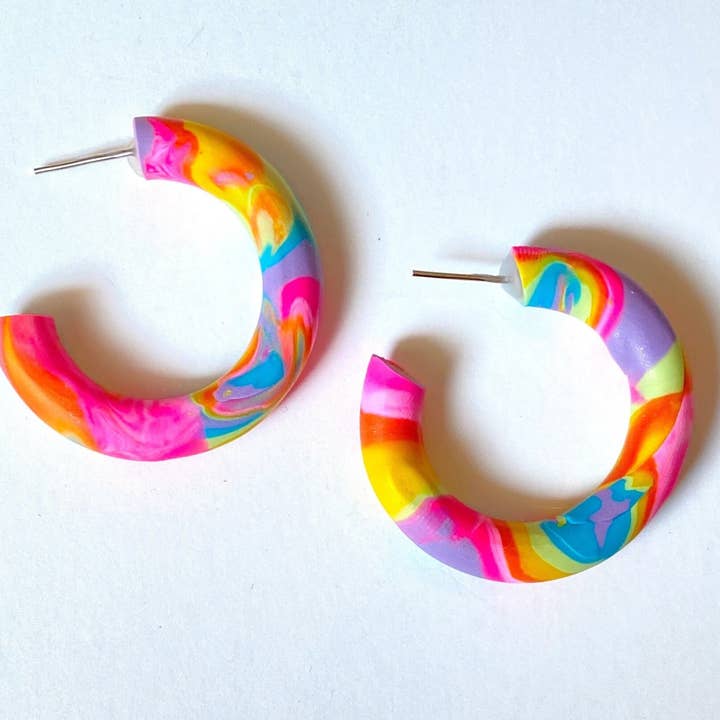 Créoles en pâte polymère faites à la main, petites pour la vente par Kismet Designs