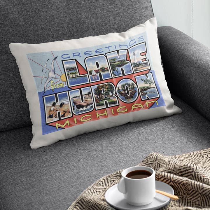 Coussin Carte Postale Vintage Lac Huron Michigan 12x16" pour la vente par Daisy Mae Designs