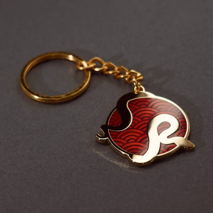 Porte-clés émaillé - Serpent Chanceux pour la vente par Kirin Koncept