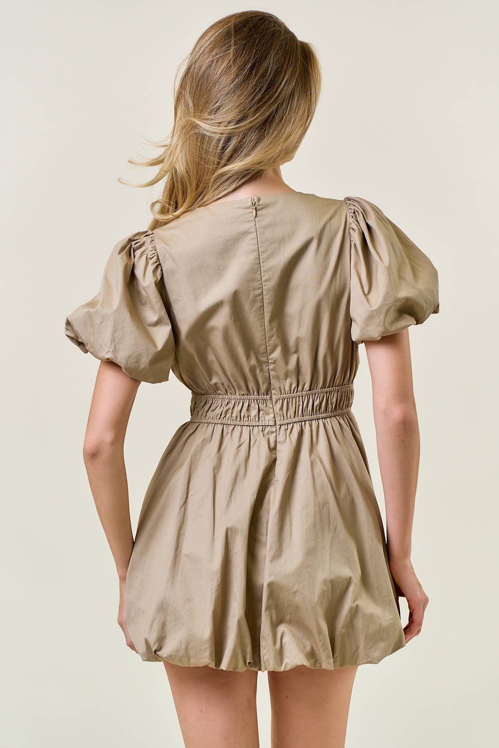 Doe and Rae - Vendita all'ingrosso Vestito - Donna - MINI ABITO CON MANICHE A SBUFFO, LACCIO DAVANTI E ORLO A BOLLA - 28226D13