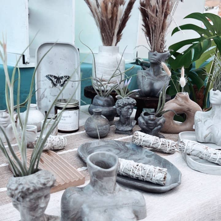 The Wallflower Shoppe - Wholesale Decorative Figurine - David4