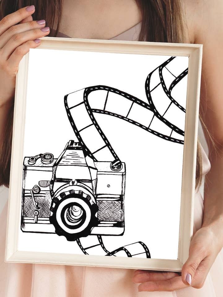 Appareil photo noir et blanc pour la vente par Theresa Haddow