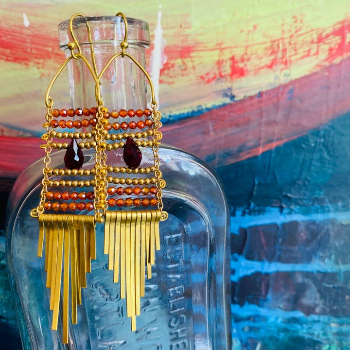 Boucles d'oreilles pendantes à franges de pierres gemmes orange/rouge (cornaline) pour la vente par Waterlily