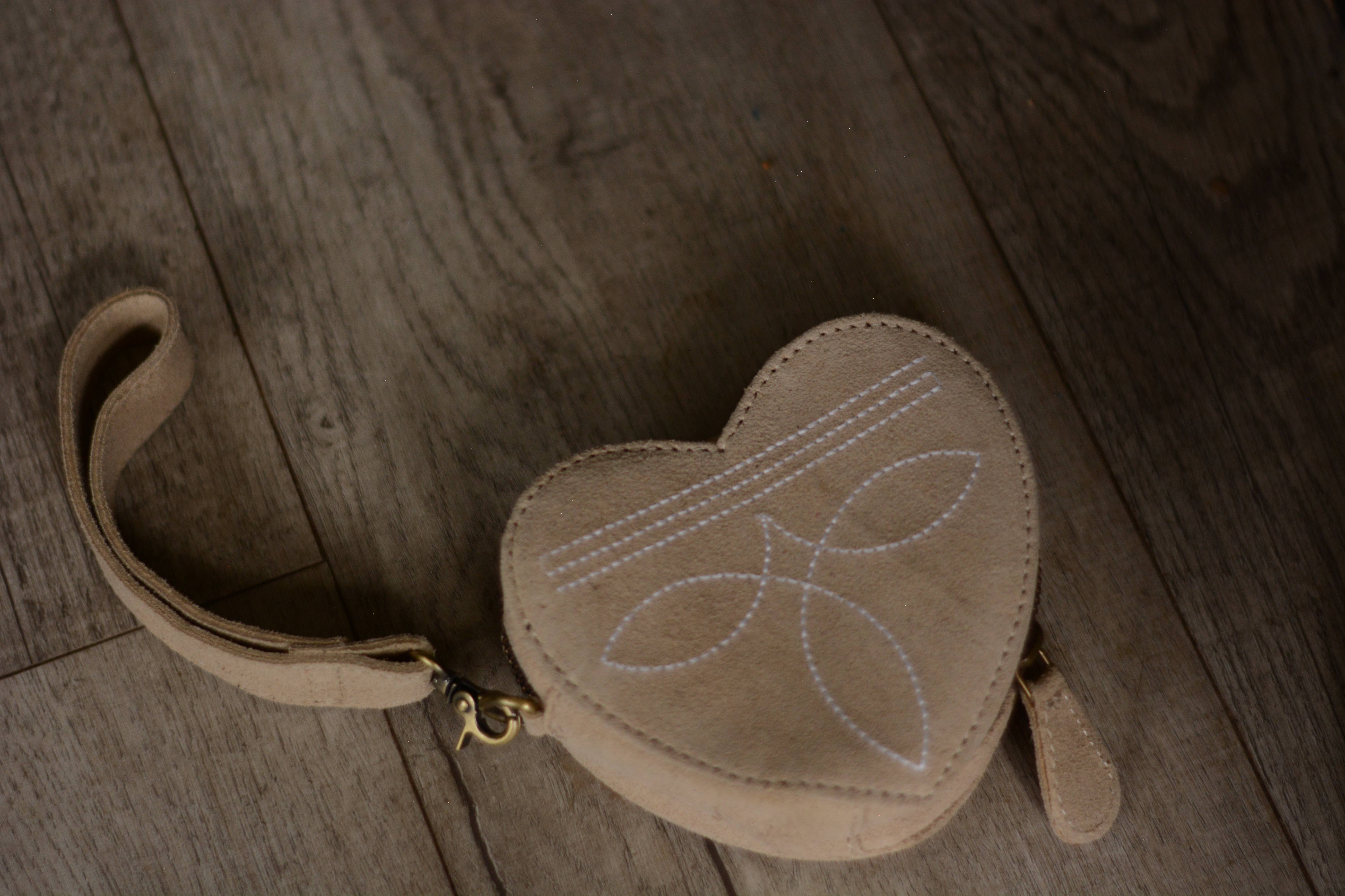 FRINGE & LUXE - Wholesale Wristlet - The Heartline Case
0