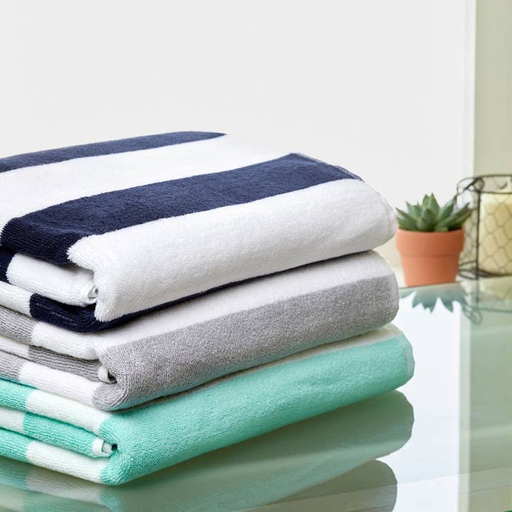 Grande serviette de piscine rayée en pur coton pour la vente par King Of Cotton