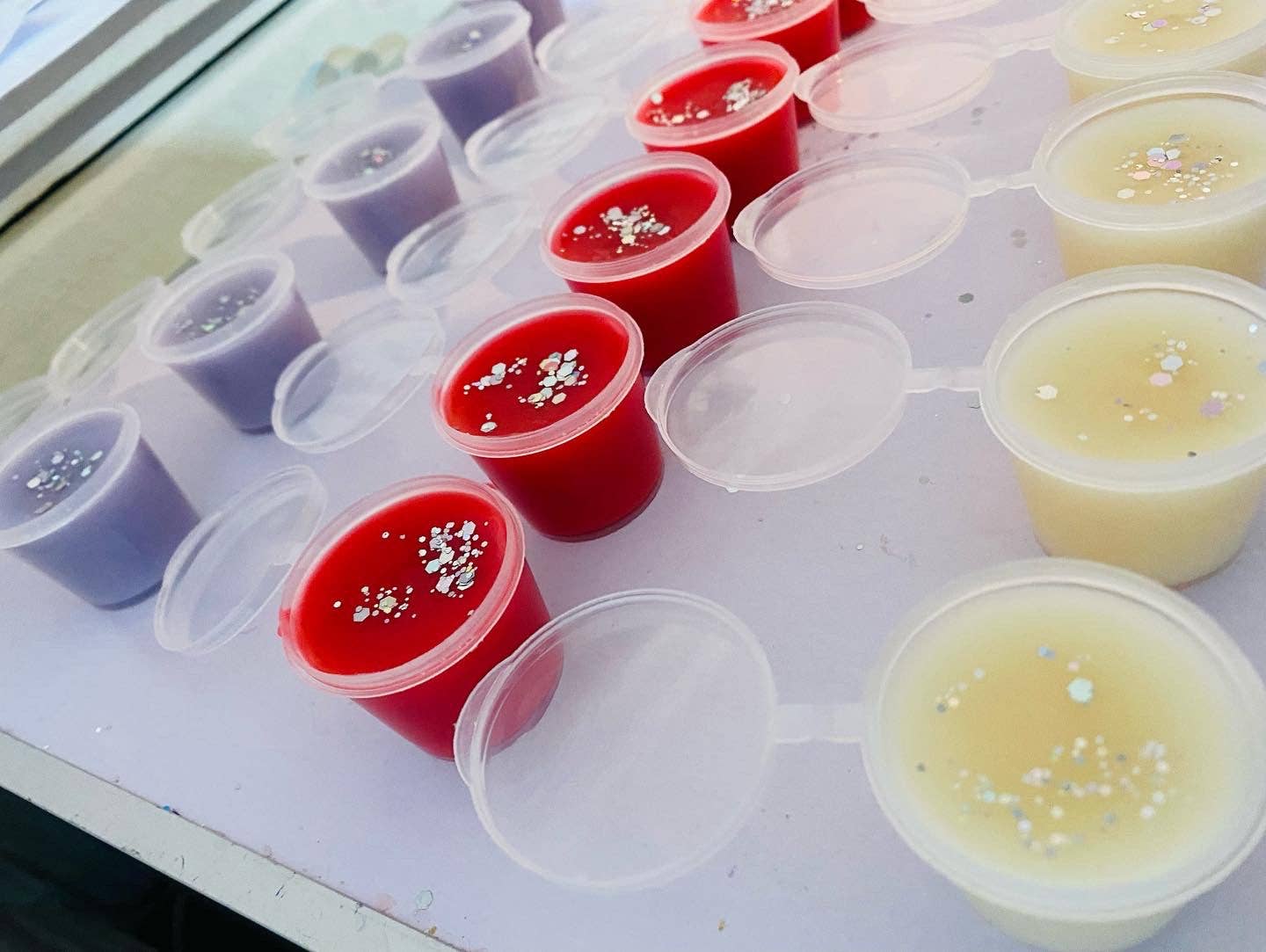 Lyndseys Magical Melts – Cera sólida por atacado – Potes de cera mini de 1 oz1