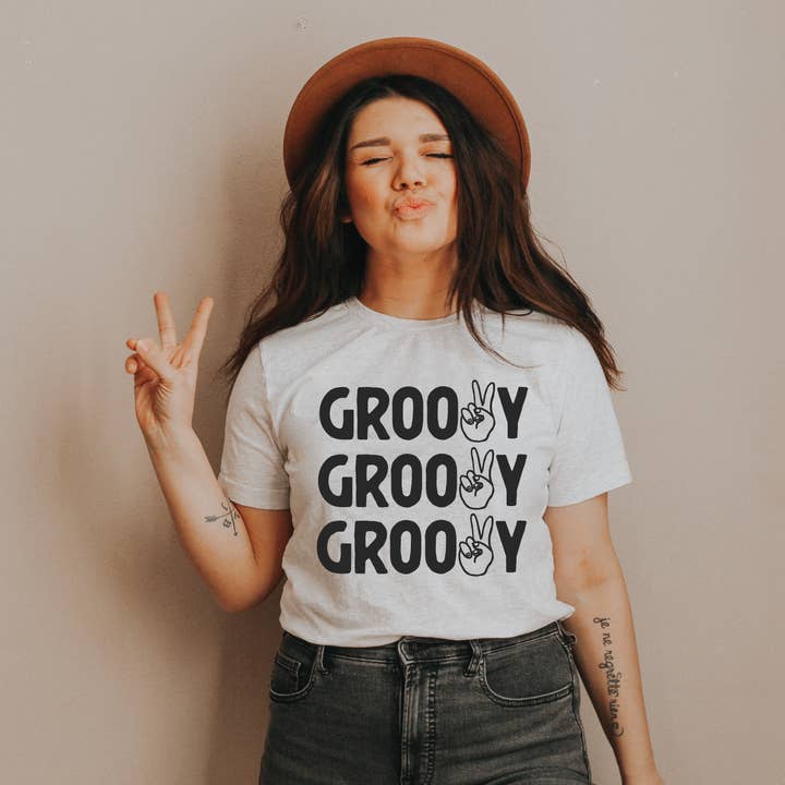 T-shirt graphique Groovy pour la vente par Makayla Grace