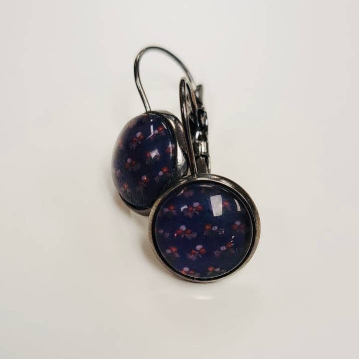 Zephyr Posy Cabochon Drop Earrings and other Purchase Wholesale bière zéphyr. Free Returns & Net 60 Terms on Faire trending on Faire.