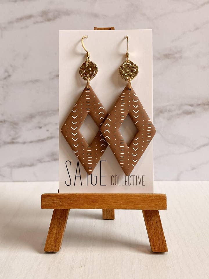 Dia - Boucles d'oreilles en argile à imprimé tribal en terre cuite pour la vente par Saige Collective