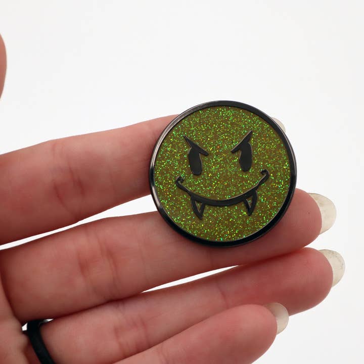 Psychic circle oddities - Vente Épinglettes/boutons - Visage souriant de vampire - Épinglette en émail dur à paillettes !2