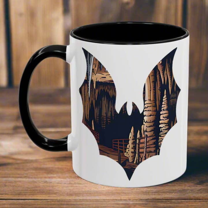 Carlsbad Caverns National Park Farvet Kaffekrus 11oz 15oz Farverig Flagermus Kop Lyseblå, Marineblå, Sort, Pink, Rød for engroshandel hos Parks Apparel