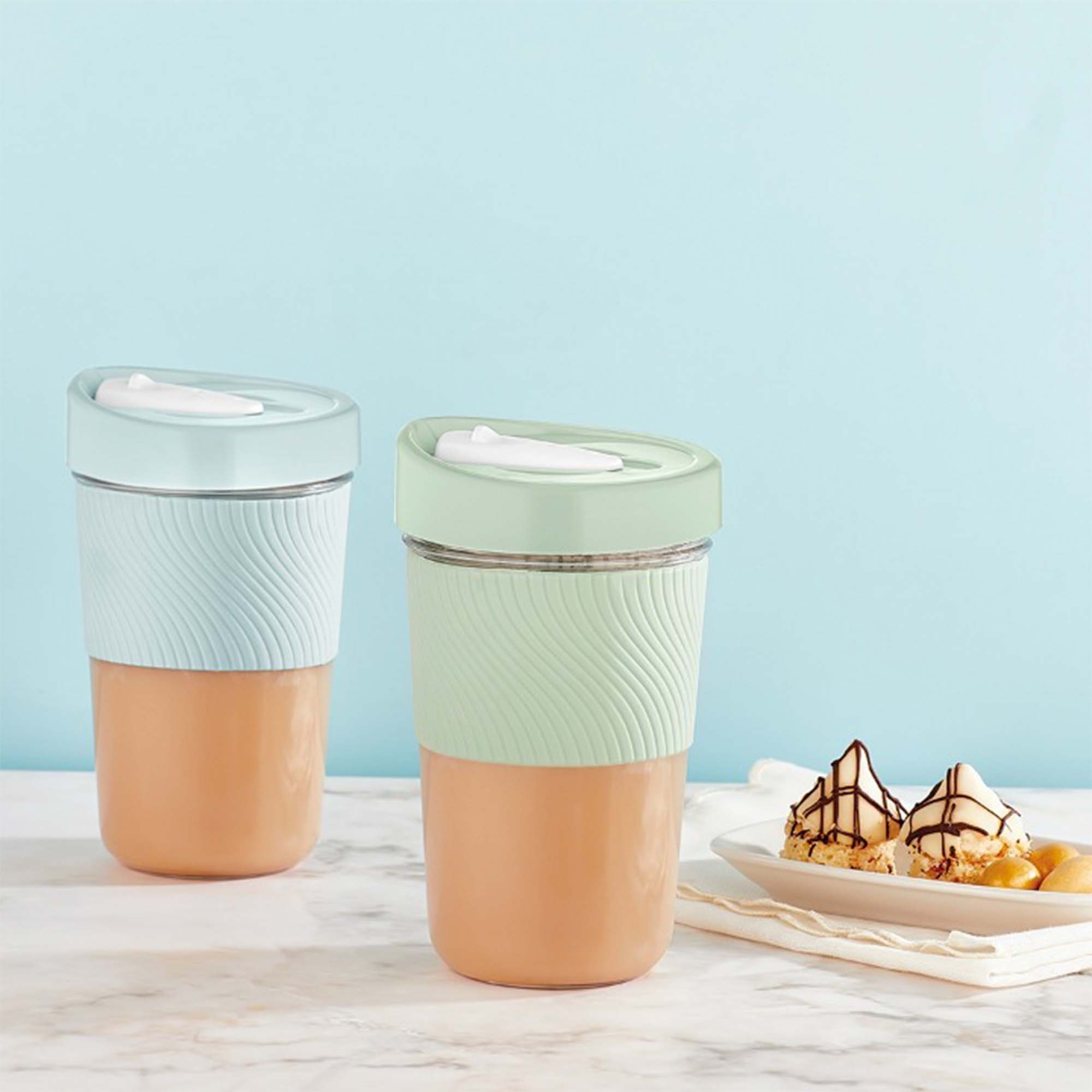 Hakan – wholesale Drinking glass/cup – Juice Bottle with Sleeve, Glass Cup with Lid, 20.5 oz1