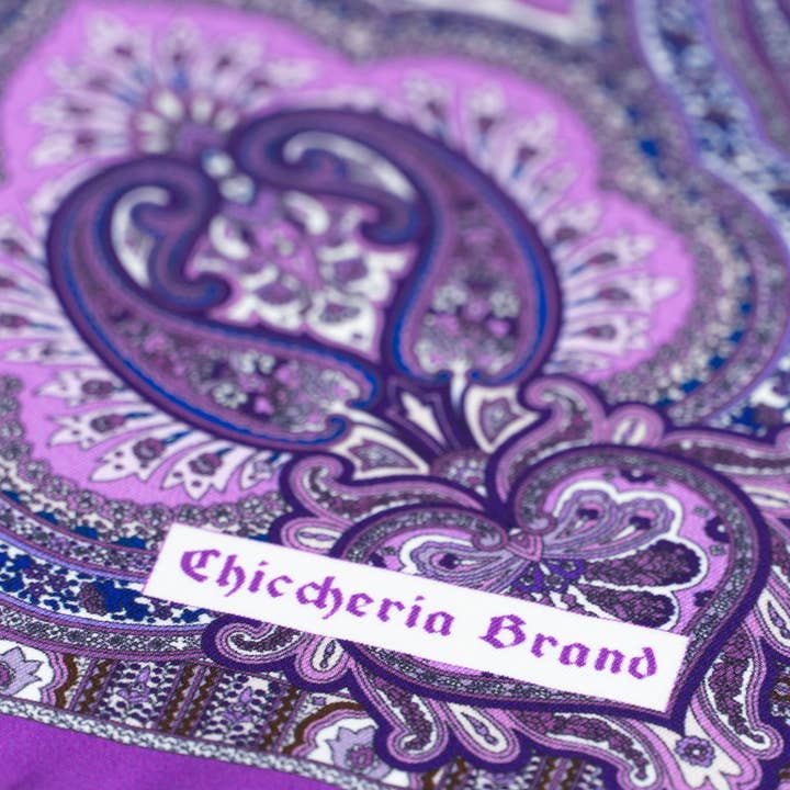 Mouchoir en soie roulé à la main Chiccheria pour la vente par So Milano