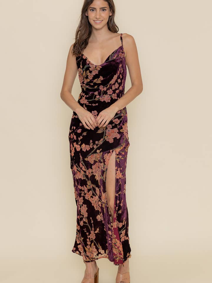 VESTIDO MAXI FLORAL DE VELUDO COM DECOTE DRAPEADO-DI9249FO por atacado de Fore Collection