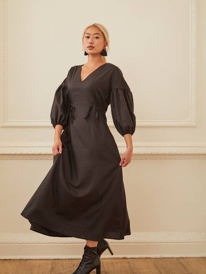 Robe midi Klara bleu foncé pour la vente par Numbat